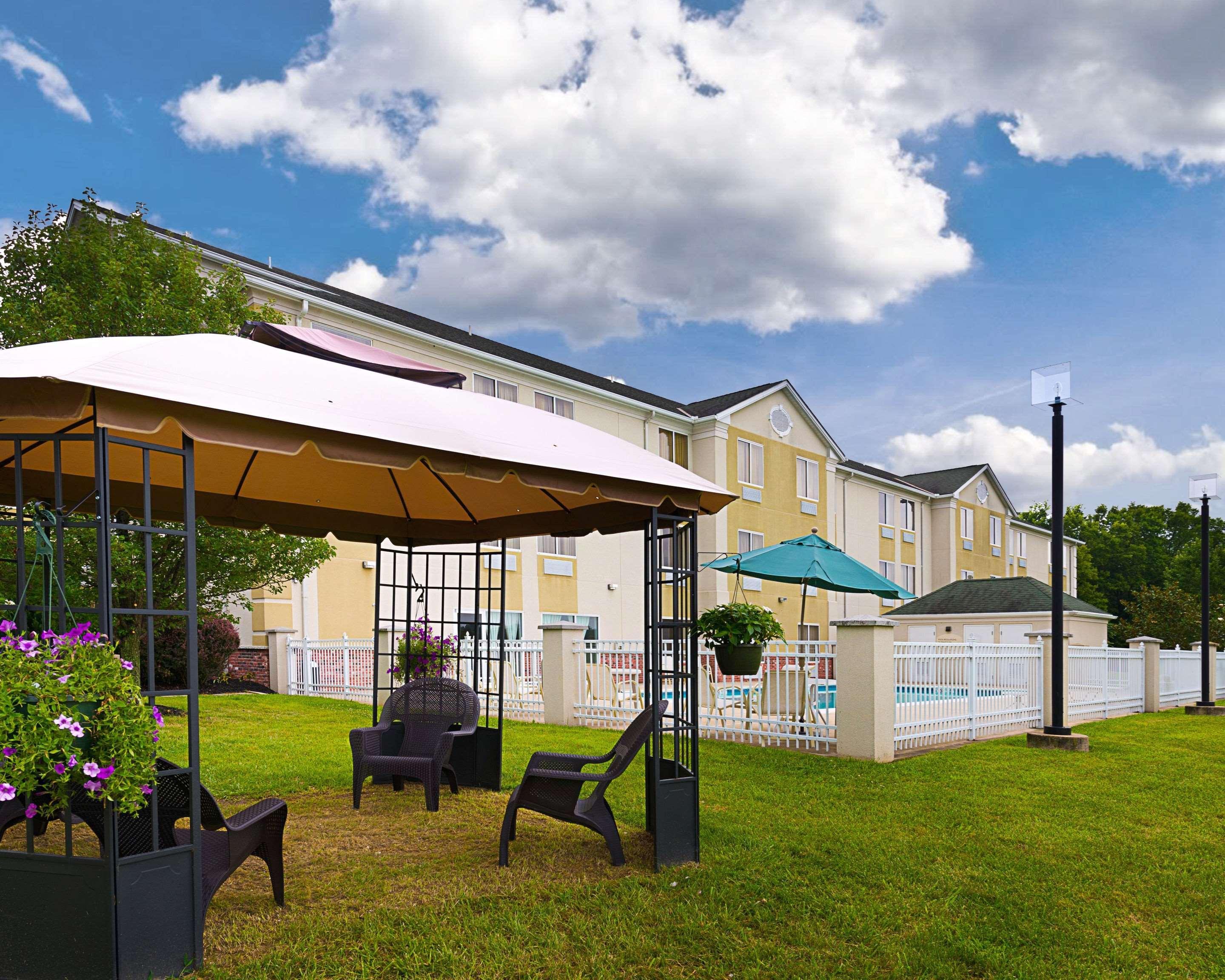 Quality Inn Spring Mills - Martinsburg North Екстериор снимка