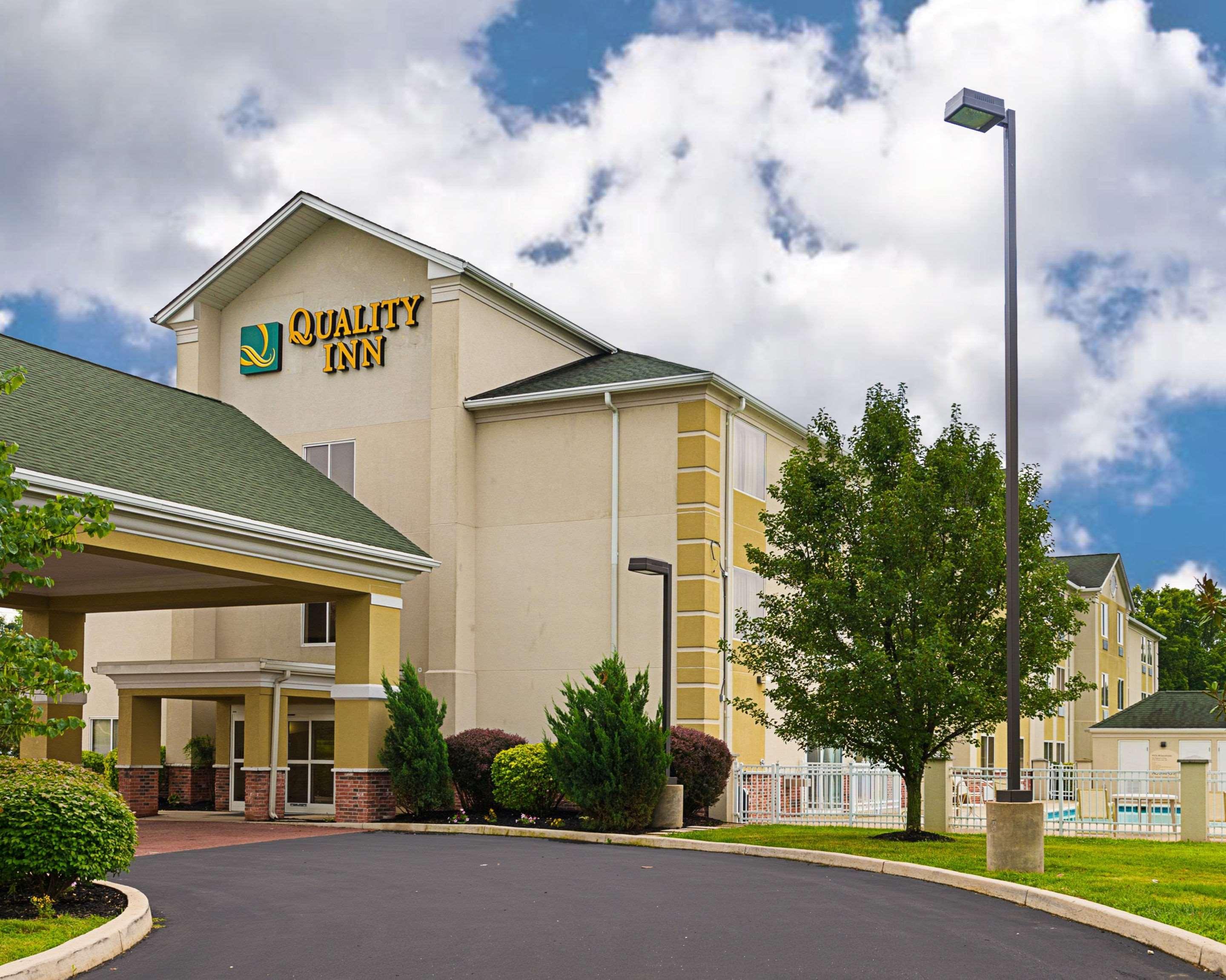 Quality Inn Spring Mills - Martinsburg North Екстериор снимка