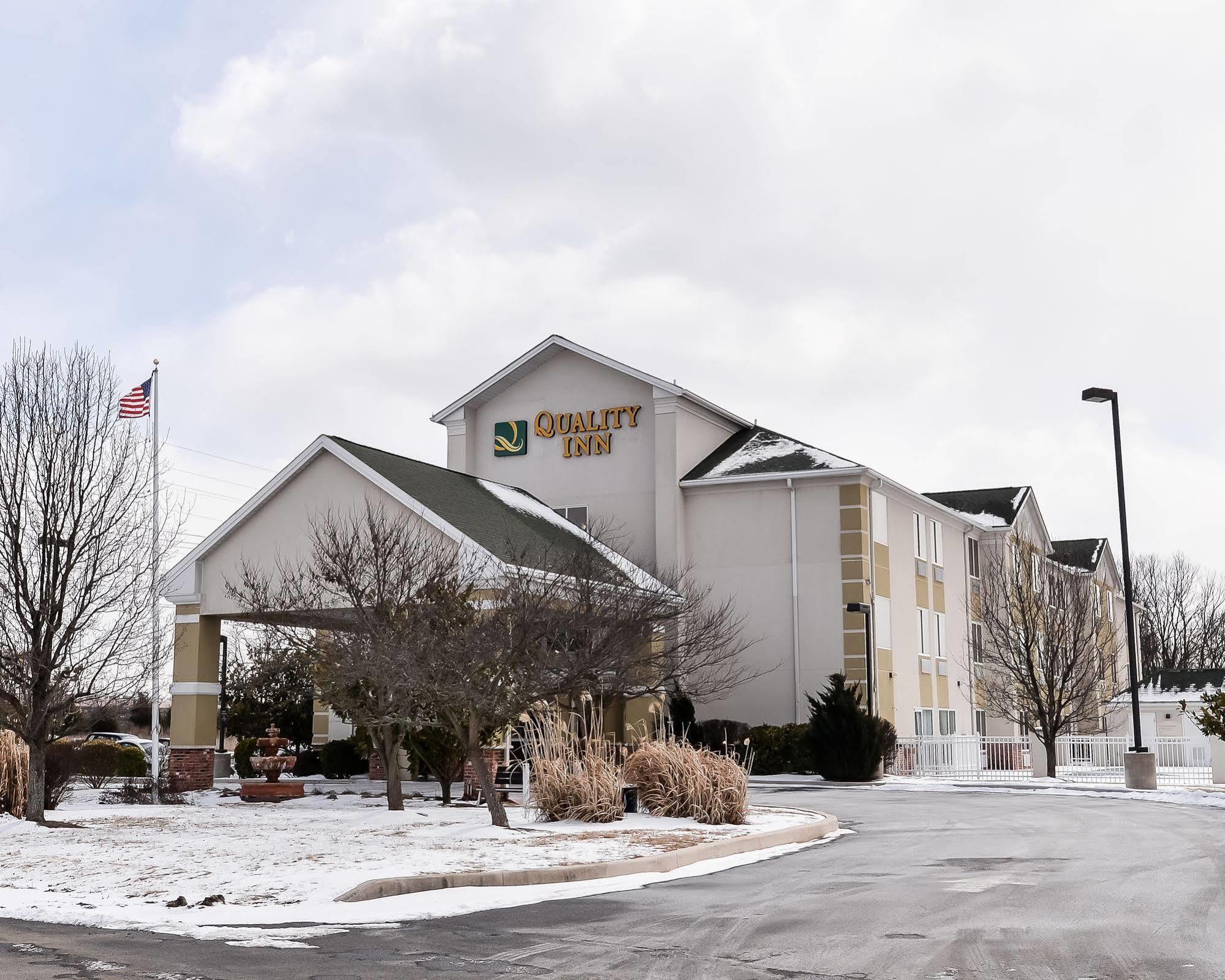 Quality Inn Spring Mills - Martinsburg North Екстериор снимка